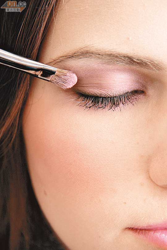 Step 1先在眼窩用淺粉紅色眼影打底，再在眼皮位置掃上啡色眼影。