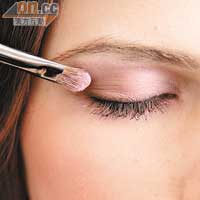 Step 1先在眼窩用淺粉紅色眼影打底，再在眼皮位置掃上啡色眼影。
