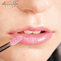 Step 4塗上粉紅色唇彩，中央位置多塗一層，增加立體感。