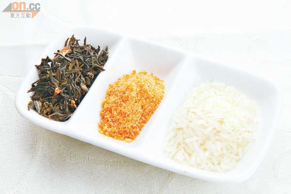 茶熏黃油蟹所用的是炸香了的香片，此外，還需加入黃糖碎及米粒同熏，才能做出最佳效果。