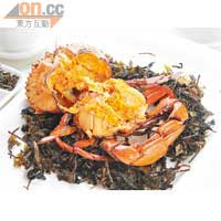 茶熏黃油蟹 時價<br>黃油蟹以冰水浸暈後略為蒸煮，再用油焗，以去除多餘水分，然後以炸香了的香片茶葉煙熏，令蟹肉及蟹粉都吸收到茶香，蟹粉入口鮮味兼帶茶香。