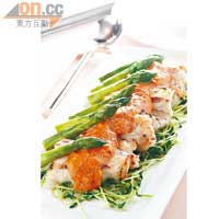 黃油蟹粉香煎龍躉球  $288<br>龍躉起肉切片，煎香後淋上炒香的黃油蟹粉，再配以青翠的蘆筍及翡翠苗，可中和油膩感，魚肉入口鮮嫩彈牙，伴蟹粉同食更滋味。