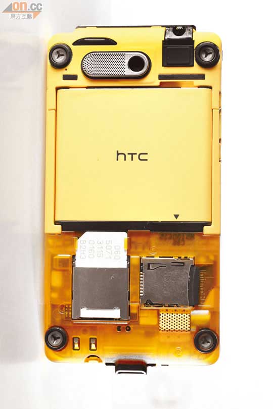 打開手機底殼，黃色機膽呈現眼前，不過記憶卡要拆蓋先換到。