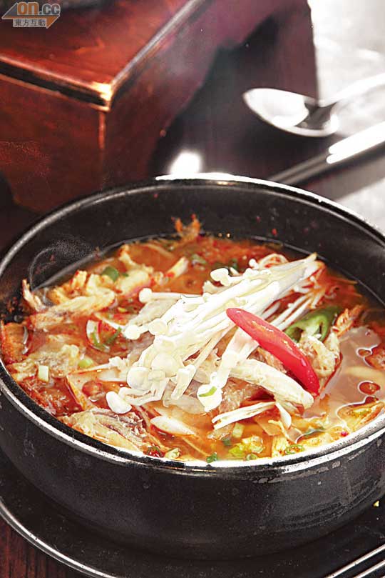 濃雞湯 $88<br>以原隻鮮雞、大葱、洋葱、蘿蔔等多種材料熬足3日，所有材料的精華都融入湯中，入口非常濃郁，傳統上，韓國人喜歡用來撈飯食。
