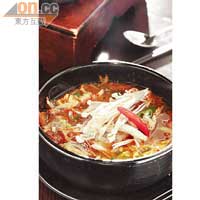 濃雞湯 $88<br>以原隻鮮雞、大葱、洋葱、蘿蔔等多種材料熬足3日，所有材料的精華都融入湯中，入口非常濃郁，傳統上，韓國人喜歡用來撈飯食。
