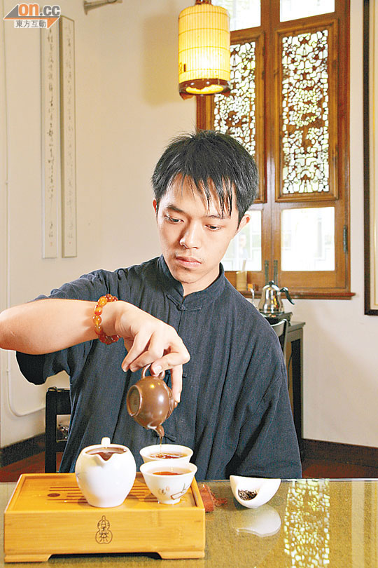 茶品師傅會為每位客人即席泡茶，焗茶與沖茶技巧則因應茶客口味有所不同。一般來說，與點心最夾的是有暖胃作用的普洱。