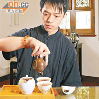 茶品師傅會為每位客人即席泡茶，焗茶與沖茶技巧則因應茶客口味有所不同。一般來說，與點心最夾的是有暖胃作用的普洱。