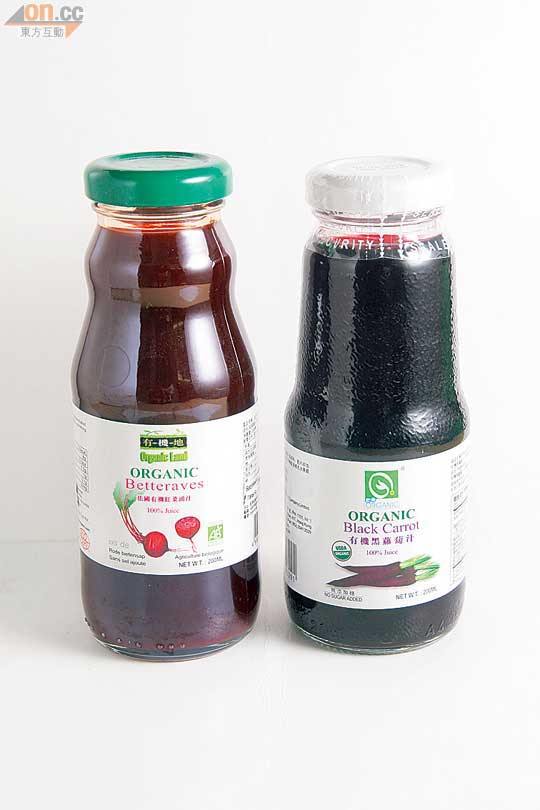 〈左）有機紅菜頭汁 $17<br>〈右）有機黑蘿蔔汁 $13<br>前者含花青素，明目抗氧化；後者有紅菜頭鹼，對心血管非常有益。