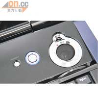 機面左右兩邊設有大大個的高中音喇叭，加上機底Subwoofer，有助強化重低音效果。
