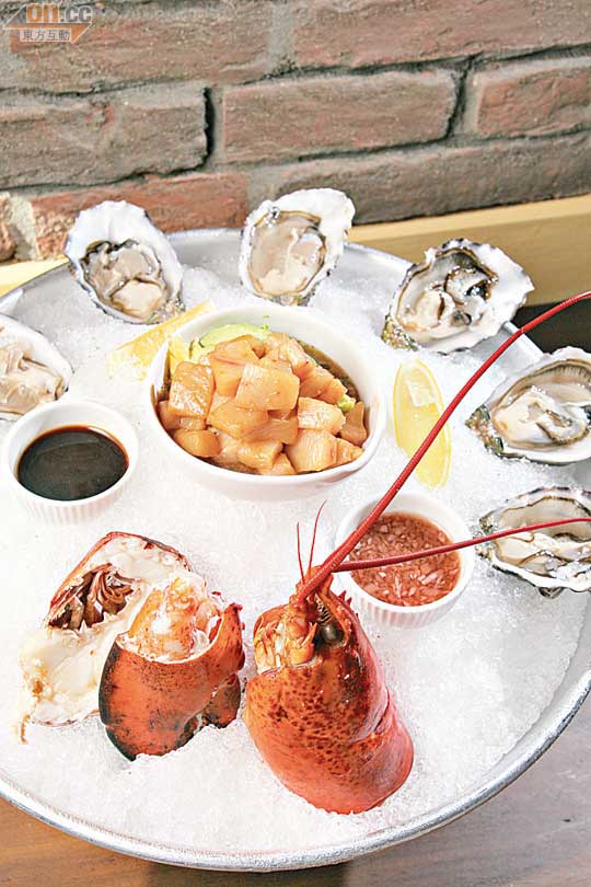 Seafood Platters $398<br>海鮮拼盤會挑選時令海產讓大家品嘗，今期有澳洲Coffin Bay生蠔、波士頓龍蝦及日本油甘魚，配一杯淡味香檳與白酒，更加完美。