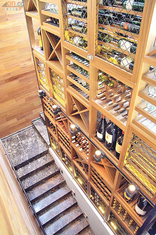 連接上下層的梯間，設置極高身木製酒架展示佳釀。