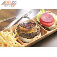 Rossini, with Foie Gras, Peppercorn Sauce with a Hint of Truffle $198<br>除了原塊牛扒外，大廚亦會以USDA Prime西冷及牛肩肉碎自家製成漢堡扒，炮製分量十足的漢堡包，這款更加入謙仔最愛的鵝肝和點點黑松露。
