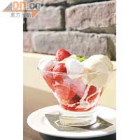 Strawberry Sundae with Fresh Mint Ice Cream $78<br>原粒士多啤梨以糖煮後香甜軟腍，配上新鮮士多啤梨，口感層次更豐富，下層放有酸甜的士多啤梨雪葩，再加上薄荷雪糕，即時全身清涼。