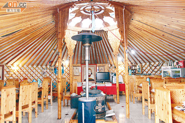 除住宿外，連餐廳亦建在蒙古包內。
