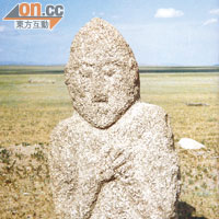 突厥遺迹中除有石柱外，還有這些石雕。