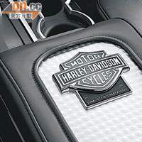 中央手枕、門邊腳踏和沙板附近，也有Harley-Davidson的廠徽和名牌。