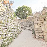 擁有兩道又高又厚的城牆，難怪當年希臘軍久攻不下古城了。