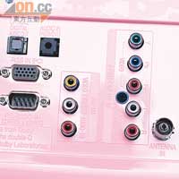 機背的連接介面都算齊全，合共提供三組HDMI、VGA以及AV輸入端子。