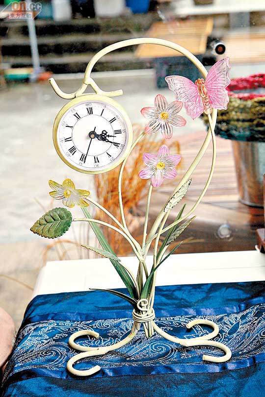 這個既是時鐘又是花朵的擺設，一物兩用。$100
