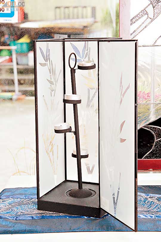 美國品牌Pier1的蠟燭台，以磨沙玻璃的小箱盛着，點了燈透過玻璃發出柔和光線。$180