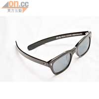 粗黑框太陽眼鏡配以淺灰色鏡片，鏡臂印上品牌字樣及Logo；設有獨立產品編號和別注眼鏡收納袋。