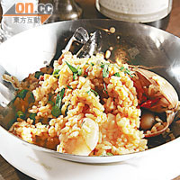西班牙海鮮飯$69/S、$123/M、$220/L多款海鮮配料包括鮮蝦、青口、大蜆等，飯則以紅花及紅椒粉，連同意大利腸及煙肉同煮，未上枱已香味四溢。