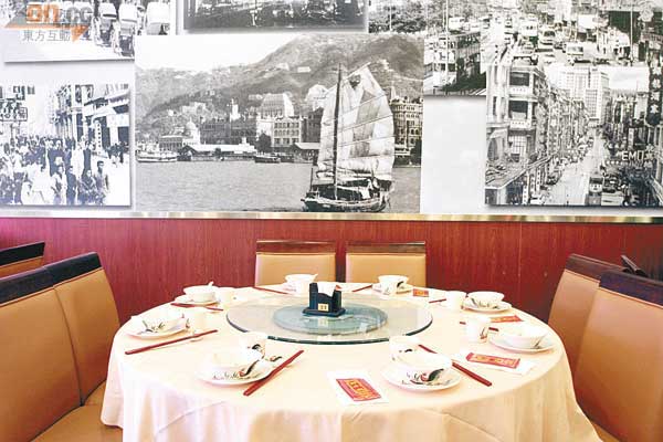 餐廳雖然沒有豪華裝潢，但也花了不少心思在布置上，包括貼上舊香港風景牆紙。