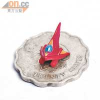 頭頂的金鷹號相當袖珍，比兩毫子硬幣細小得多。