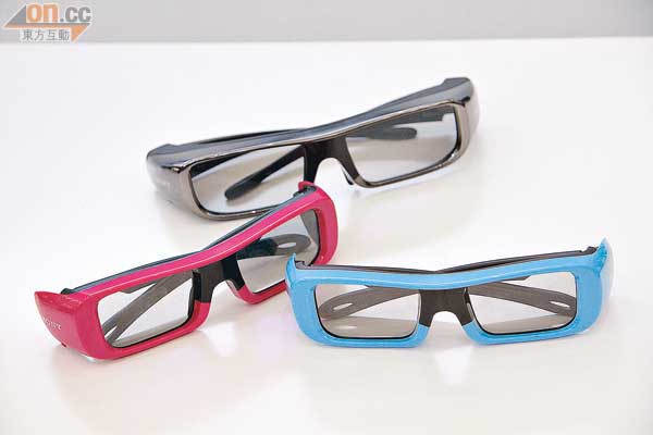 隨NX電視套裝附送兩副標準3D眼鏡（黑色），另備較細的粉藍及粉紅色選購。