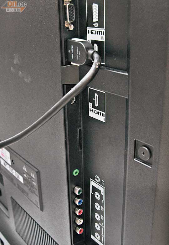 機身備有4組HDMI、色差、VGA及USB插頭，還可經LAN或Wi-Fi上網瀏覽資訊。