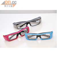 隨NX電視套裝附送兩副標準3D眼鏡（黑色），另備較細的粉藍及粉紅色選購。