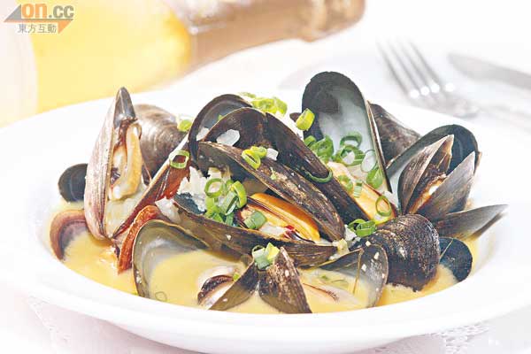 Fresh Mussels Steamed in White Wine Sauce$88<br>青口因應時令選法國或澳洲產的，最緊要新鮮肥美，加入白酒、蒜蓉、香草等以最傳統方法蒸焗，甫上枱就香氣四溢。