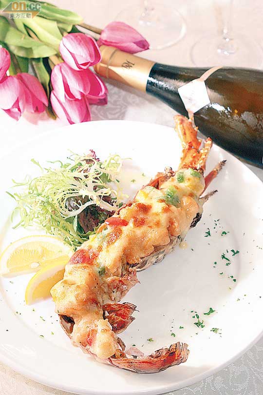 Lobster Thermidor$258/半份、$468/全份<br>工序繁多的地道法國菜，在香港不太常見，先將波士頓龍蝦開邊起肉，加入青紅椒炒香後，再釀入龍蝦殼中，鋪上芝士及鮮龍蝦汁焗香，鮮味十足。