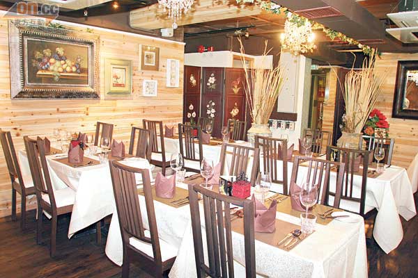 餐廳環境細細，以深淺木紋色作主調，配上小小的吊燈及精緻的裝飾品，很有家的感覺。