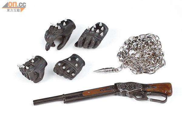 配件包括鎖鏈、霰彈槍及兩對可換手掌，數量唔算多。
