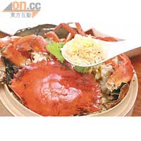 籠仔膏蟹蒸飯$88<br>白米飯先用雞蛋及葱粒炒香，然後用荷葉包裹着膏蟹同蒸，飯粒吸收了膏蟹精華及荷葉香，十分美味。