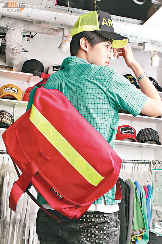 紅色Messenger Bag     特價$399（原價$499）      夜光字Cap帽 $280