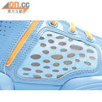 鞋面內側採用尼龍透氣物料，改善透氣能力。