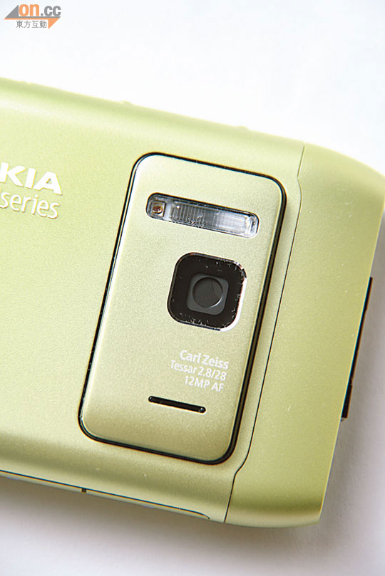 配備1,200萬像素蔡司鏡頭，並繼N82後再用Xenon閃燈，Nokia手機中影相佢至叻！