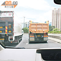 在高速公路遇上這類大貨車在附近「轟過」，Noah表現依然穩定。