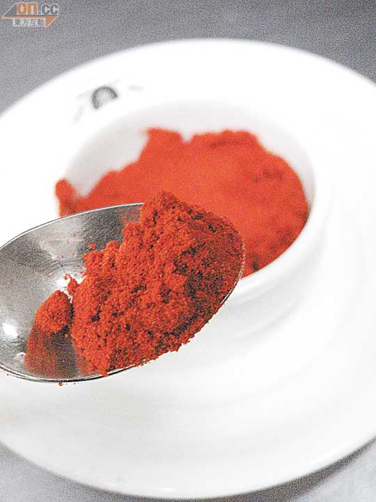 做西班牙炒飯，除了番紅花，還要加入Paprika紅椒粉增加色澤及香氣。