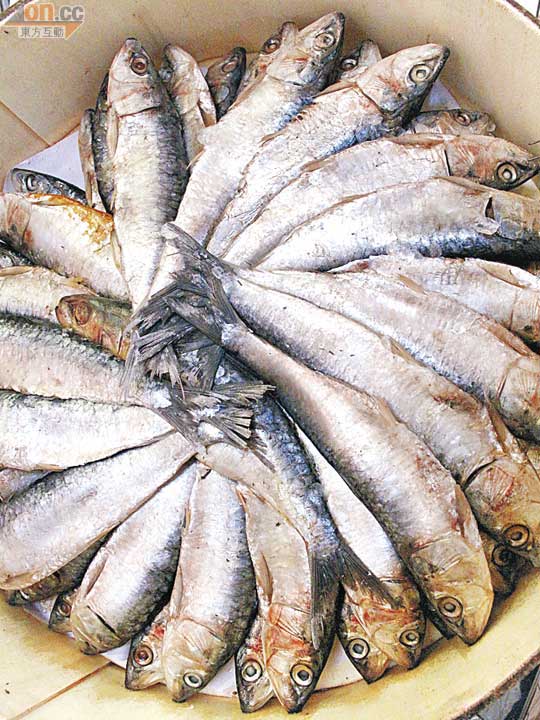 沿海的華倫西亞盛產海鮮，也會把沙甸魚醃鹹來賣。