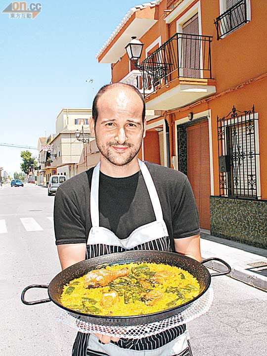 炒飯達人Vicente Marco，話西班牙炒飯係Easy Job，飯粒唔使預先炒香落鑊。
