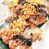 燒白鱔$58<br>海鮮類多以鹽燒為主，入口鹹香鮮味，加上面頭的香口炸蒜，最啱用來送酒，但白鱔比較多骨，吃時要小心啊！