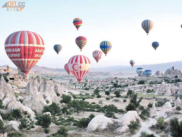 同時間幾十個熱氣球升上奇石林的半空，場面壯觀又漂亮！