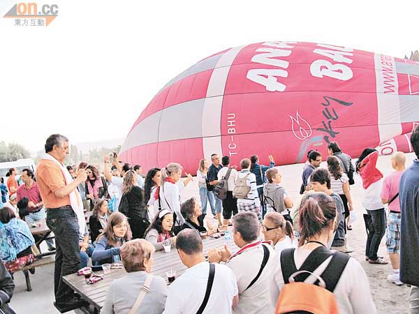 天未光，乘熱氣球的地點已擠滿遊客。