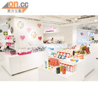 店舖佔地4,000多呎，產品包括家品、文具、浴室用品及電子周邊產品等等，是閒逛選購精巧產品的新蒲點。