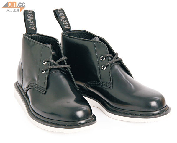 Manton黑×白色鞋底短筒靴（男裝）$969（以優質的Oliva皮革打造光亮的Two-Tone擦色效果。）