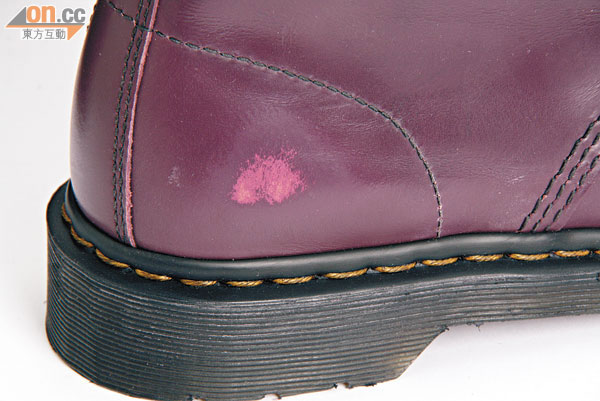 鞋身刻意營造大小不一的褶痕及殘破效果。