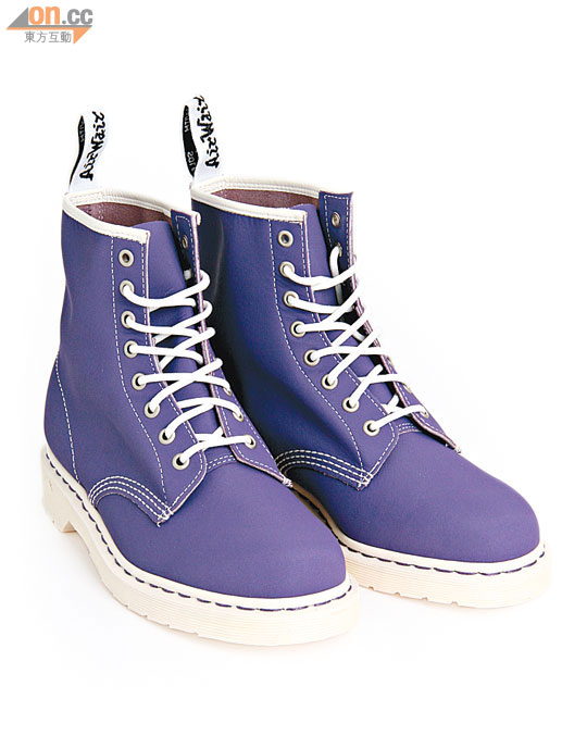 1460 紫×白色鞋底八孔高筒靴（男/女裝）$999（運用看似帆布的Tectuff真皮打造。）